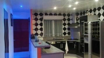 Een koelkast, een microgolfoven, een oven, een kookplaat