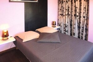 3 bedrooms, desk, iron/ironing board, WiFi
