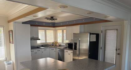 Snead Island Cut Home - Oceanfront near Anna Maria , Boat docking, pet friendly