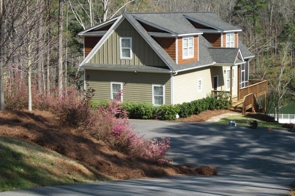 Beautiful home on lake. Great for family and friends to gather