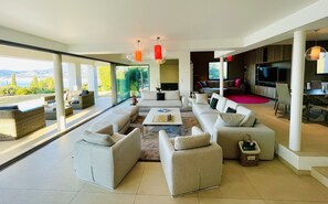 Télévision, cheminée, livres