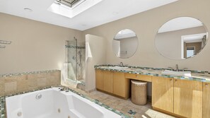 Shower, jetted tub, hair dryer, bidet - Large heated pool, games room, private bay beach access, gardens, kid-friendly (East Hampton)