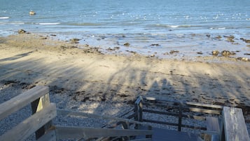 Chaises longues, serviettes de plage
