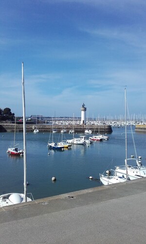 Apartment in quiet residence facing the beach with sea view