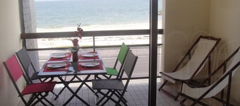 Apartment in quiet residence facing the beach with sea view