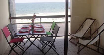 Apartamento en residencia tranquila frente a la playa con vista al mar