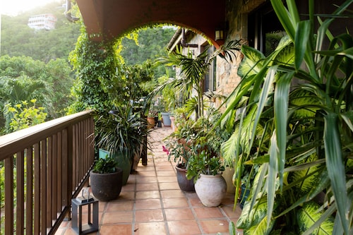 “Secluded Romantic Villa with Private Pool—Nestled in Lush National Park Beauty”