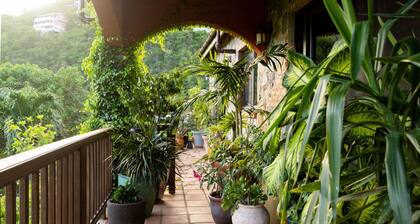 “Secluded Romantic Villa with Private Pool—Nestled in Lush National Park Beauty”