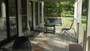 A covered porch with a ceiling fan, a bench, and outdoor furniture. - Marsh-view Cottage in the Woods: surrounded by majestic oaks, birdsong & marsh! (Ridgeland)