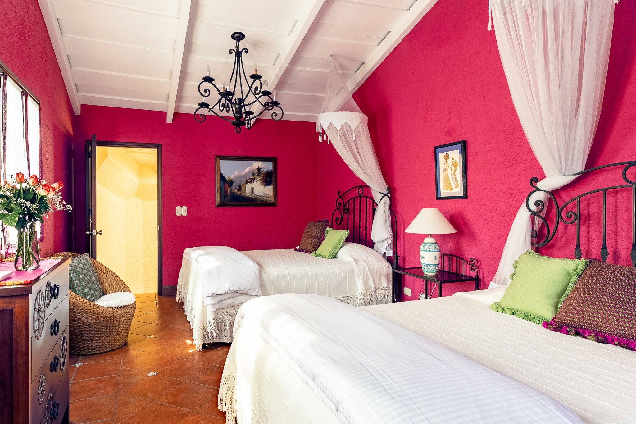 4 habitaciones, tabla de planchar con plancha, wifi y ropa de cama 