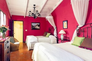 4 bedrooms, iron/ironing board, WiFi, bed sheets