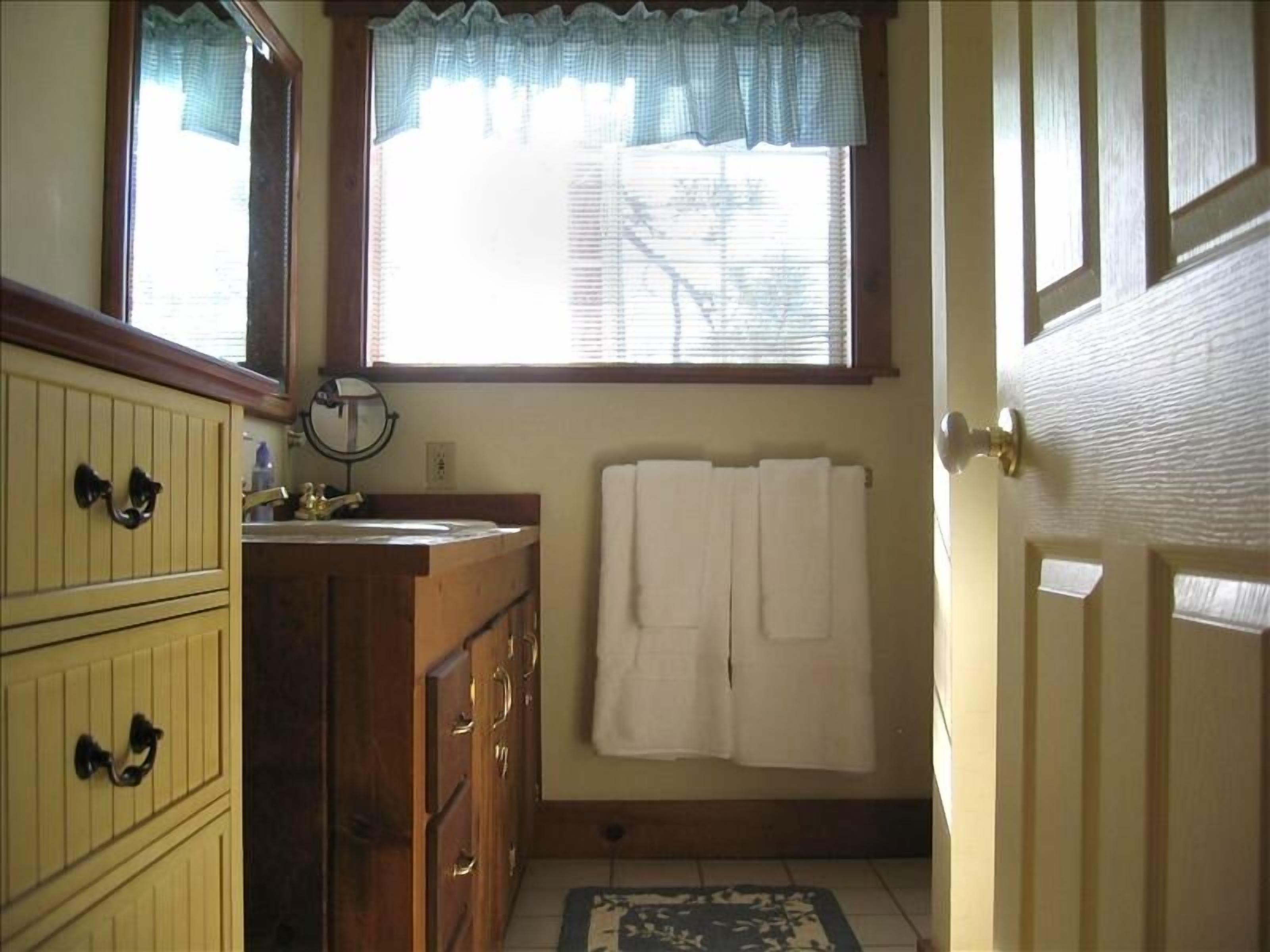 1st Class Cabin~In Town ~Walk Everywhere ~All Star Reviews!!