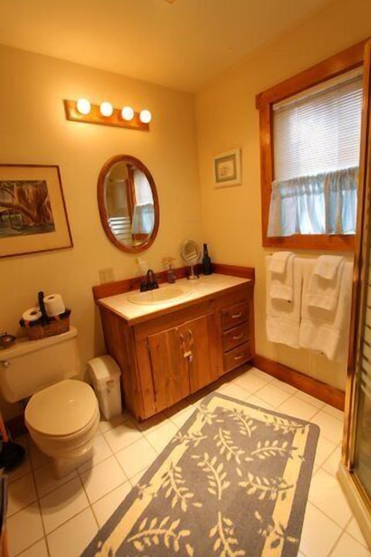 1st Class Cabin~In Town ~Walk Everywhere ~All Star Reviews!!