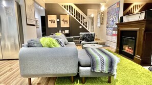 TV connectée, cheminée, baby-foot, livres