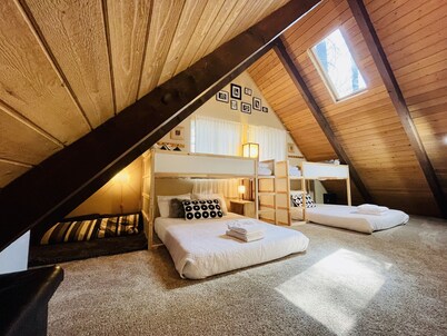 Pet/Kid-Friendly WFH 3 BR Family Cabin | Booking 30+ Day Stays!