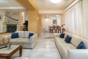 Smart TV, fireplace, DVD player, stereo