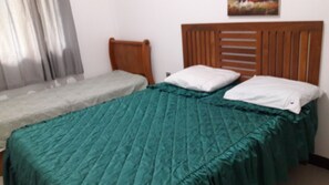 3 makuuhuonetta, silitysrauta/-lauta, ilmainen Wi-Fi, vuodevaatteet