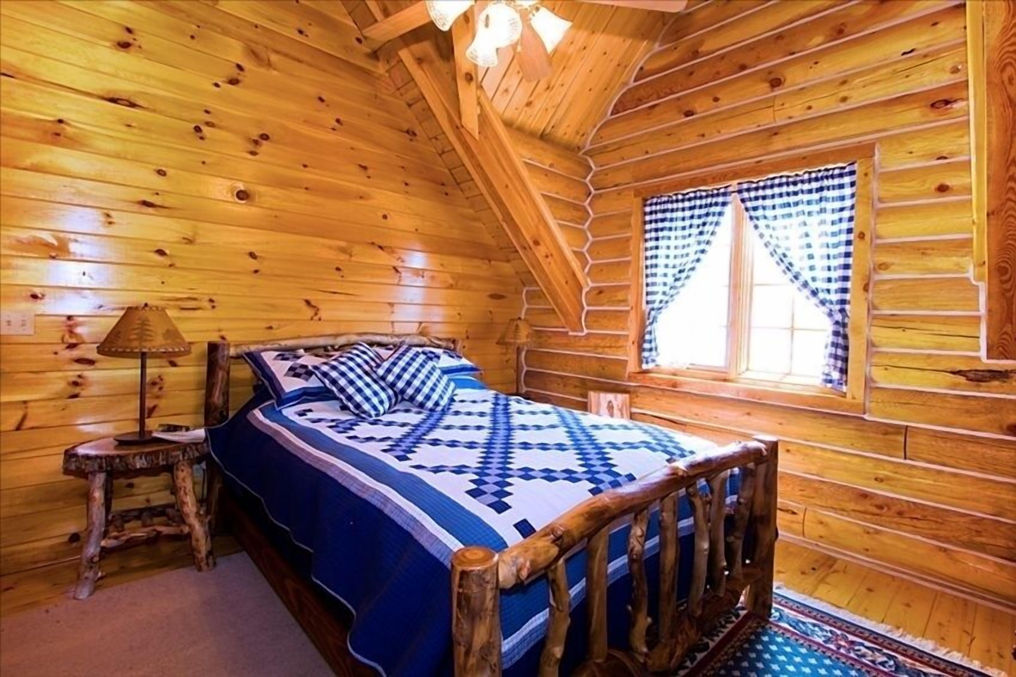 Luxurious Handcrafted Log Home Minutes to Solitude or Brighton