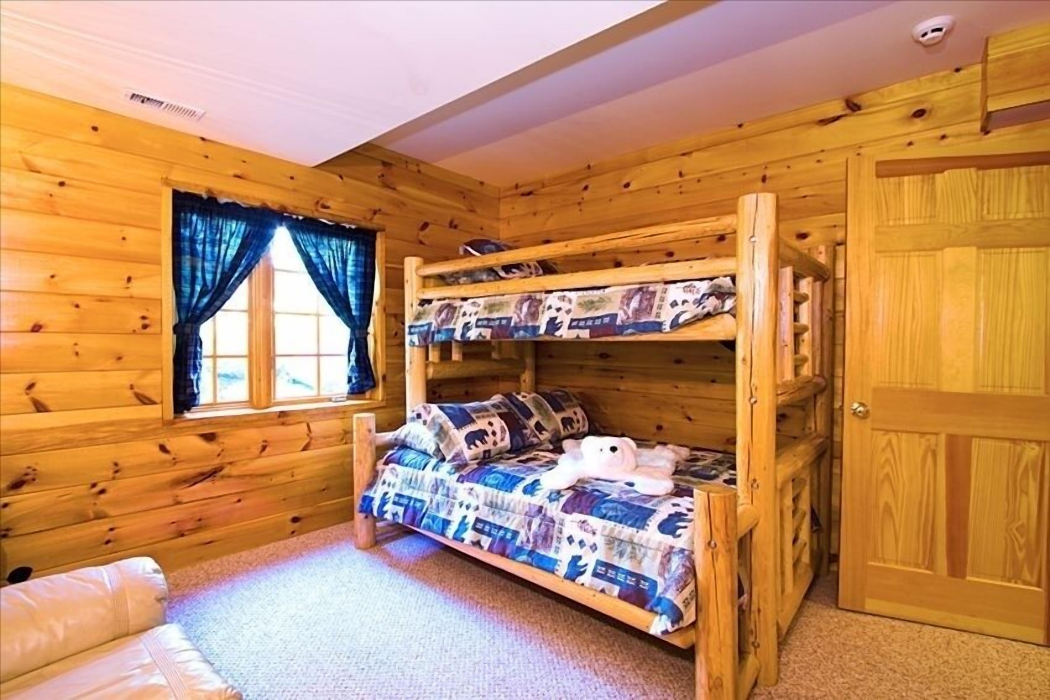 Luxurious Handcrafted Log Home Minutes to Solitude or Brighton