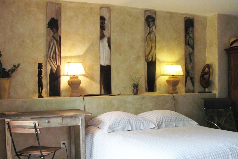 Large charming studio with garden in a village house