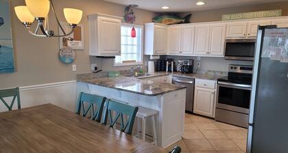 Beachbound Properties of NC- Pet Friendly, Private Pool, 800 ft to the Beach