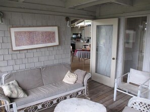 Fernseher, DVD-Player, Bücher, Musikbibliothek