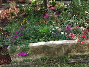 Property grounds - Romantic Home in Medieval Village Where 'Chocolat' was Filmed (Flavigny-Sur-Ozerain)