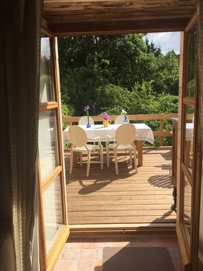 Outdoor dining - Romantic Home in Medieval Village Where 'Chocolat' was Filmed (Flavigny-Sur-Ozerain)