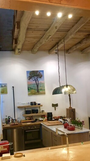 Kjøleskap, mikrobølgeovn, ovn og kokeplater