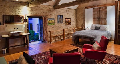 Accueil romantique dans Village MĂ©diĂ©val OĂč 'Chocolat' a Ă©tĂ© filmĂ©