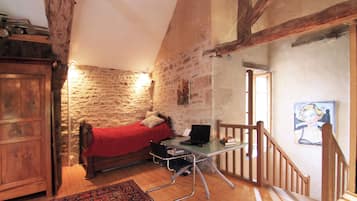 1 habitación, escritorio, tabla de planchar con plancha y wifi gratis