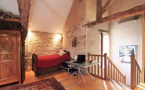 1 bedroom, desk, iron/ironing board, free WiFi - Romantic Home in Medieval Village Where 'Chocolat' was Filmed (Flavigny-Sur-Ozerain)