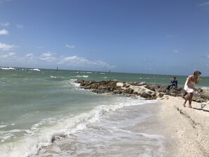 Perto da praia, espreguiçadeiras, toalhas de praia