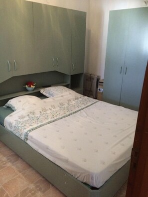 2 bedrooms, iron/ironing board, travel cot, WiFi