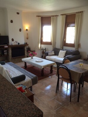 Smart TV, fireplace, DVD player, stereo