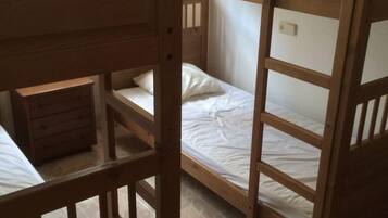 2 slaapkamers, een strijkplank/strijkijzer, reisbedje, wifi