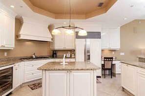 Fridge, microwave, oven, stovetop - Marco Island-Beach Front-Spectacular Veracruz in Cape Marco (Marco Island)