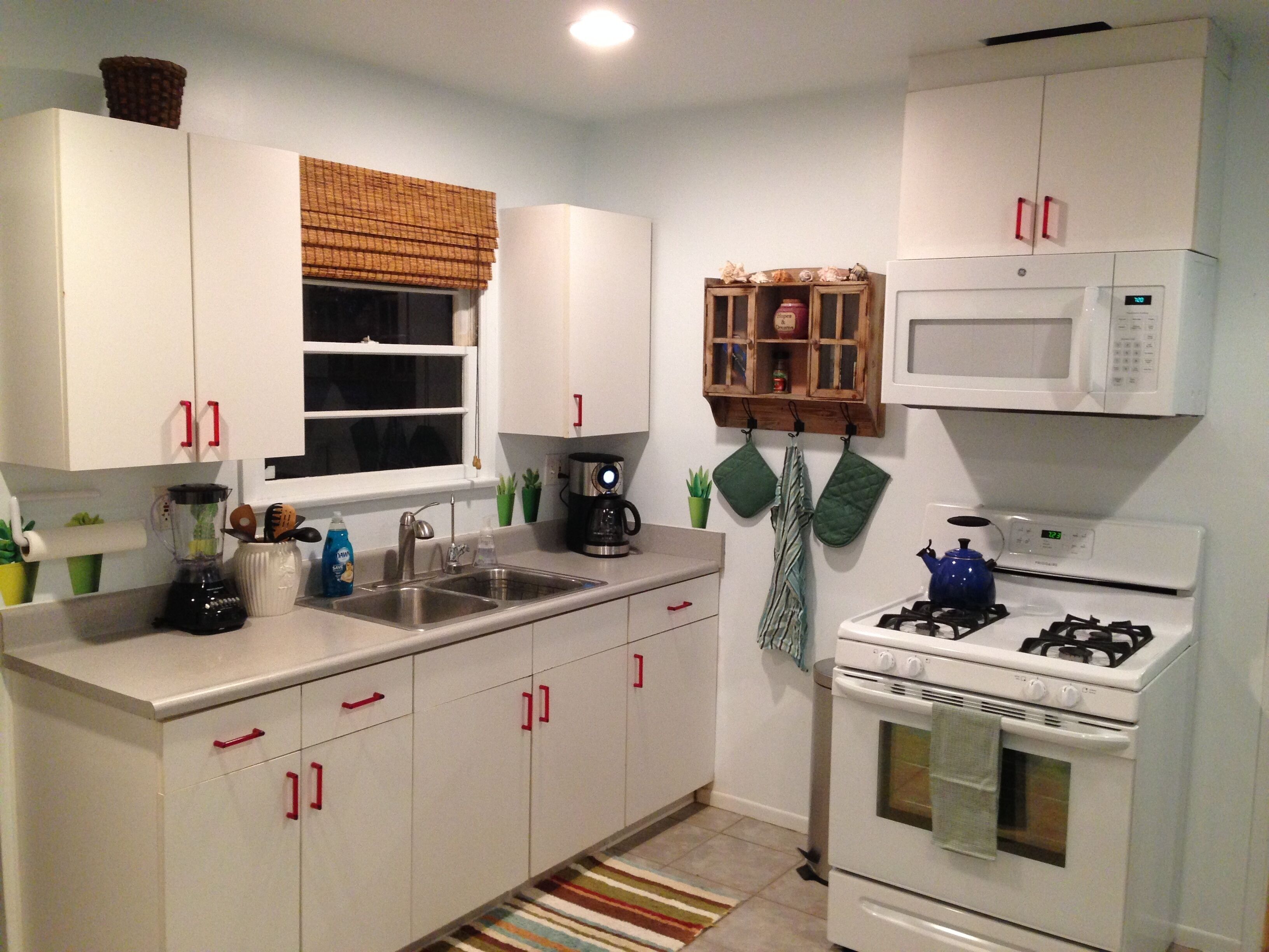 Pet Friendly Ocean View House / Cottage With Private Yard