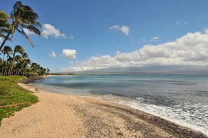 Sur la plage, chaise longue, serviettes de plage