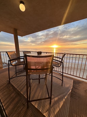 Outdoor dining - Luxury Penthouse Beachfront Getaway - Spa, Air conditioning, High speed Wifi.  (Solana Beach)
