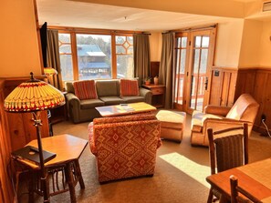 TV a schermo piatto, caminetto, lettore DVD, tavolo da calcetto