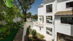 Un bâtiment moderne à deux étages, doté de grandes fenêtres et d’un toit recouvert de tuiles.