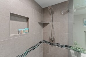 Een douche, een haardroger, handdoeken