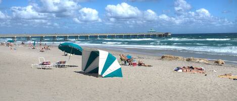 På stranden, solsenger og strandhåndklær