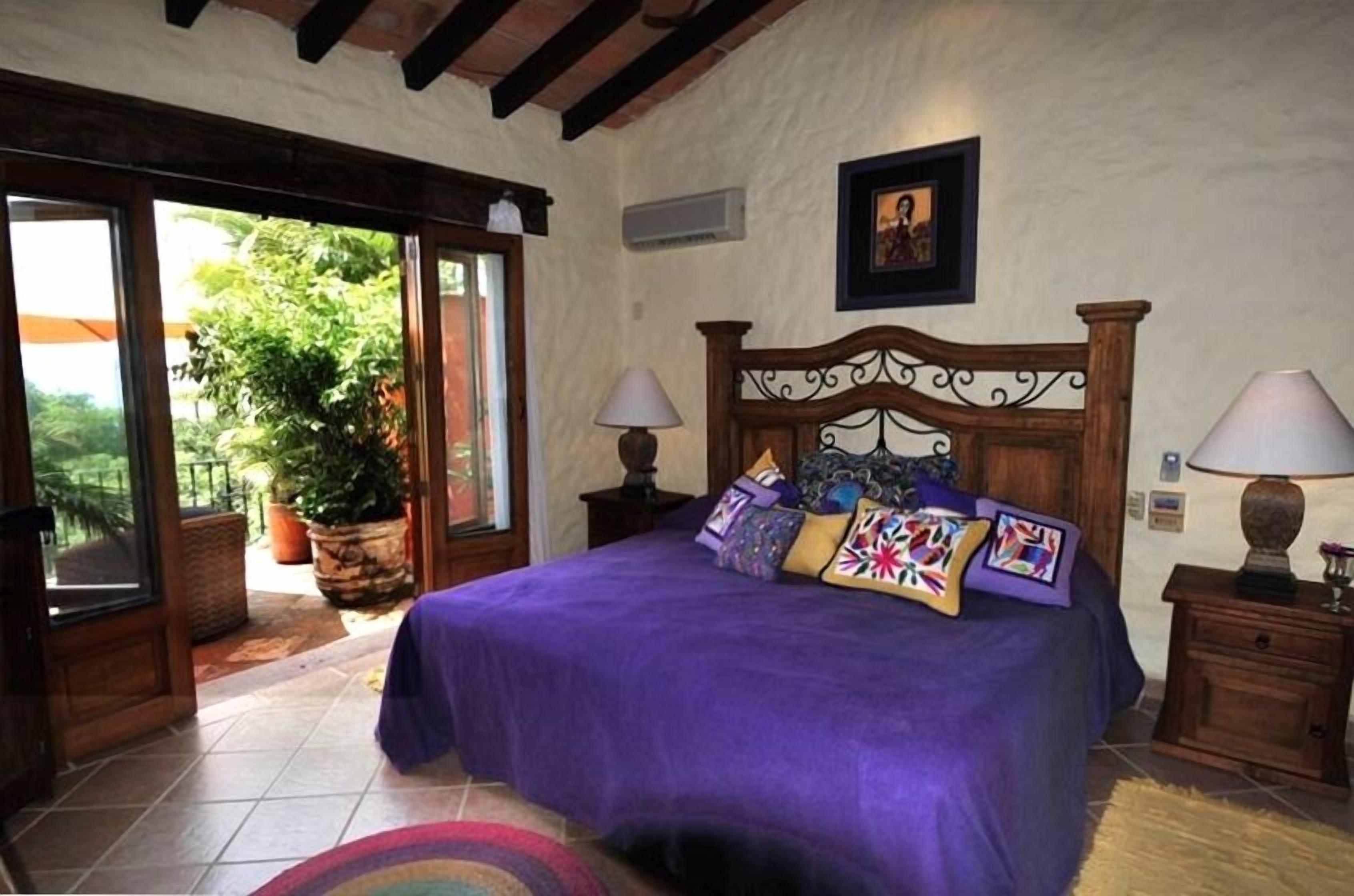 5 Min Walk to Beach -Private Pool/ Spa -on House Hunters Int'l, WIFI