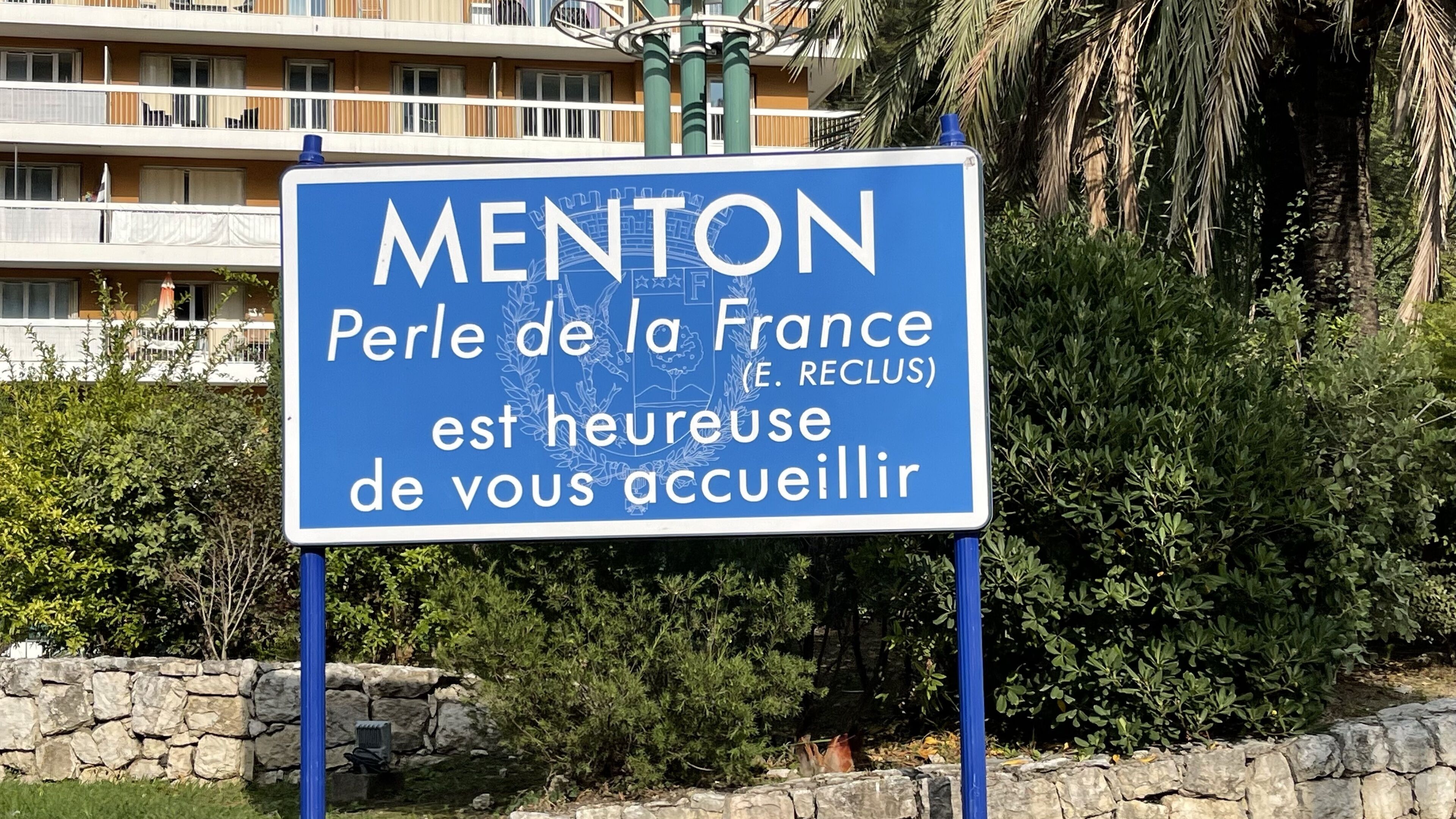 Segnale di benvenuto ai visitatori a Menton, cittadina termale francese.