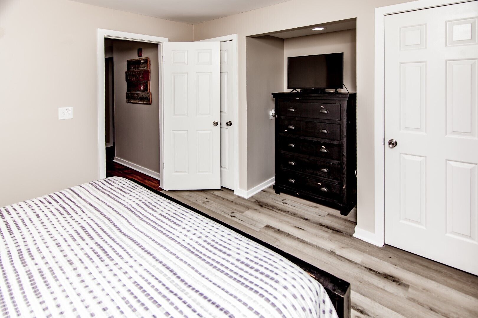 INDOOR/OUTDOOR POOLS! HOT TUB!! SAUNA!!! STEAM ROOM!!!! JUST REMODELED!!!!!