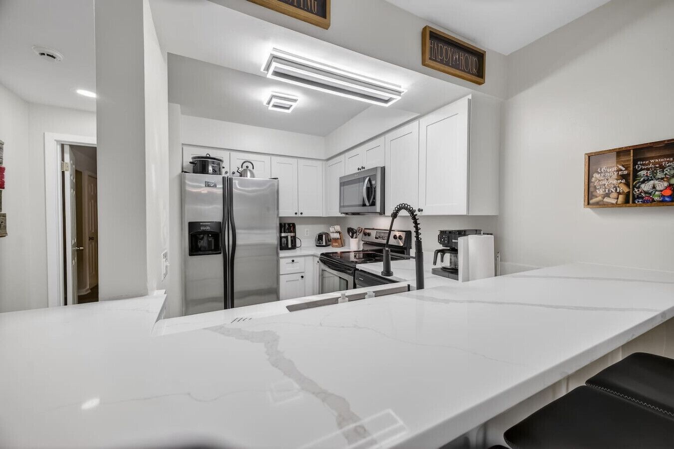 Réfrigérateur, four à micro-ondes, un four, surface de cuisson