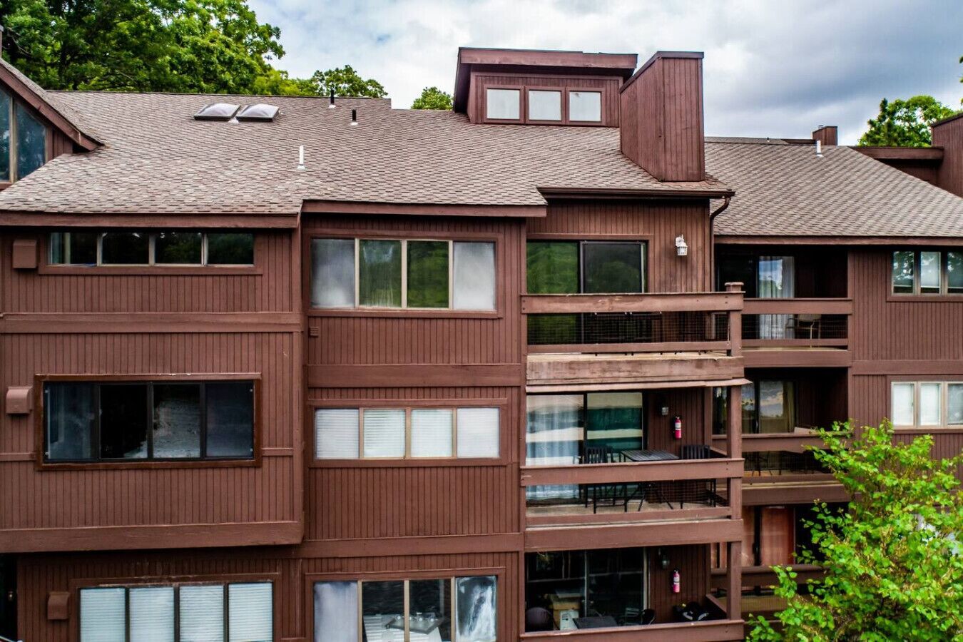 Un immeuble à plusieurs étages, doté de balcons, de grandes fenêtres et d’un toit plat.