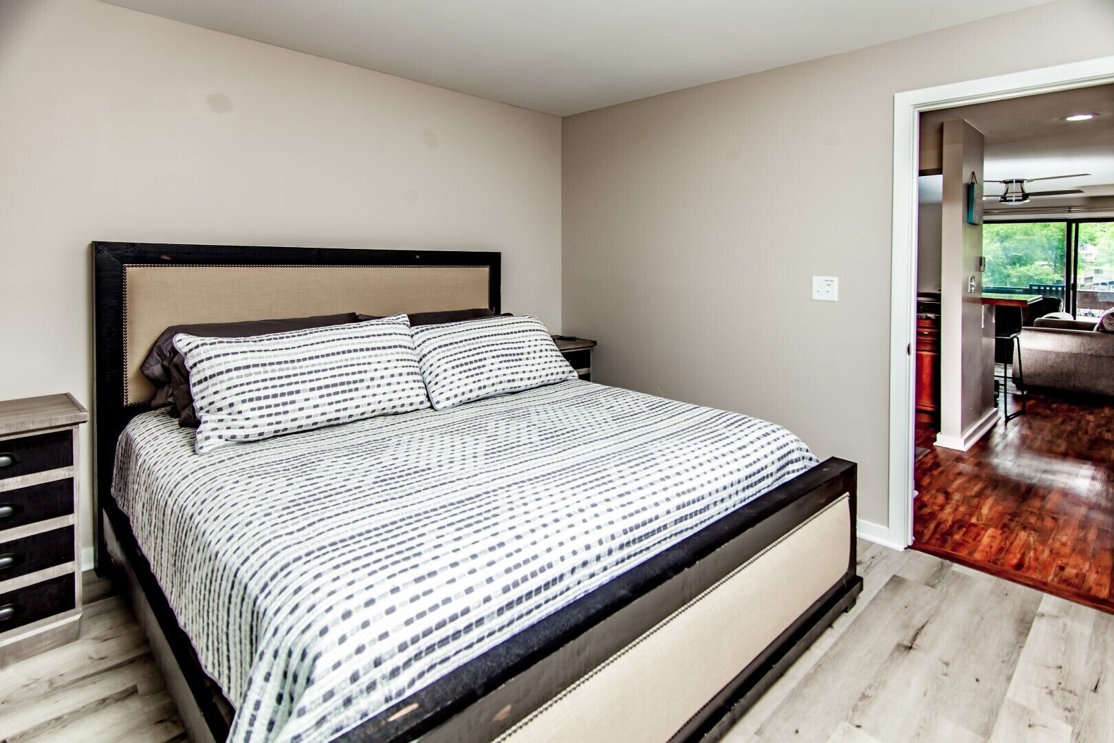 INDOOR/OUTDOOR POOLS! HOT TUB!! SAUNA!!! STEAM ROOM!!!! JUST REMODELED!!!!!